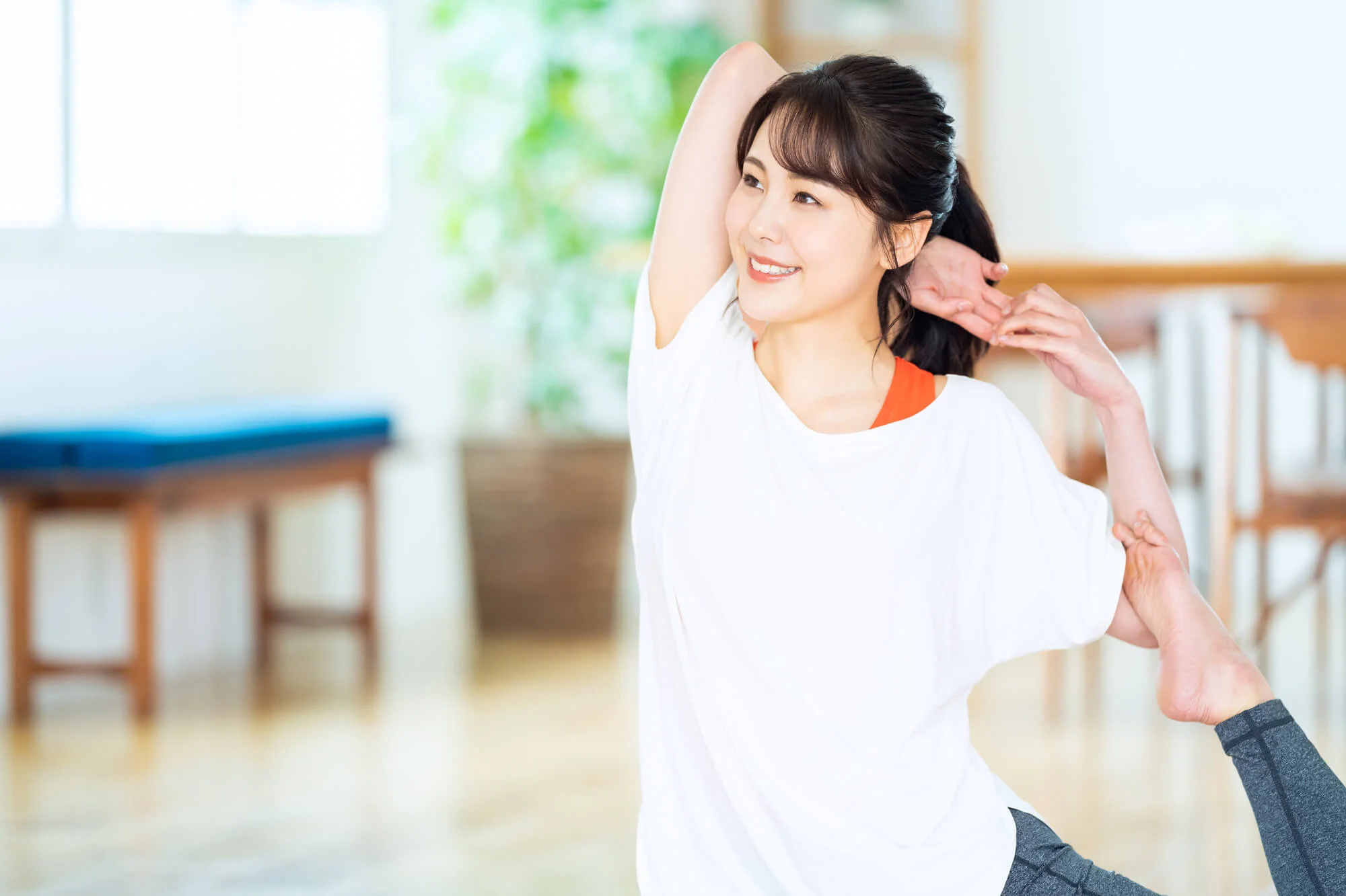 自宅でヨガをする女性