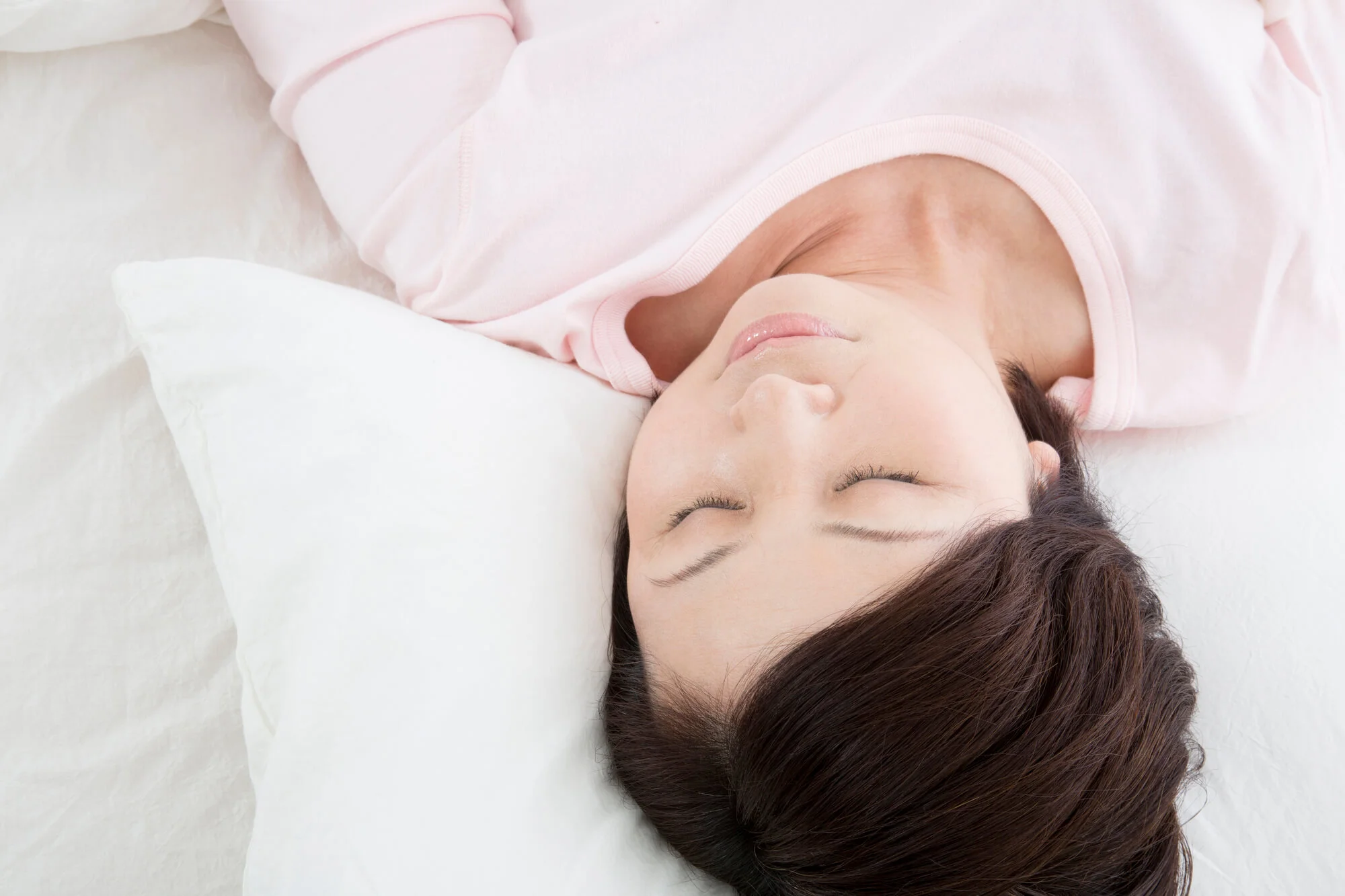 布団で眠る女性