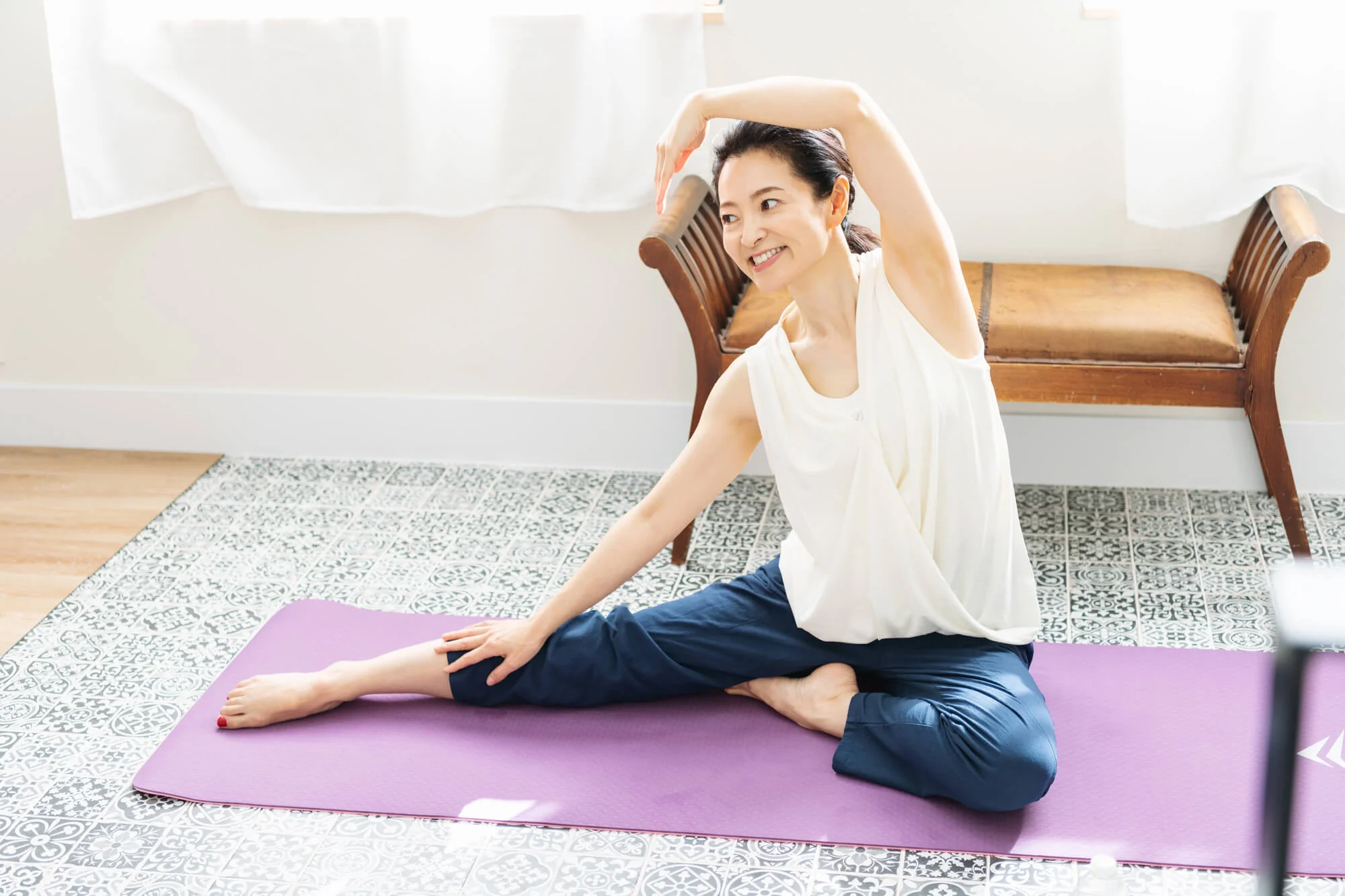 マットの上でエクササイズをする女性
