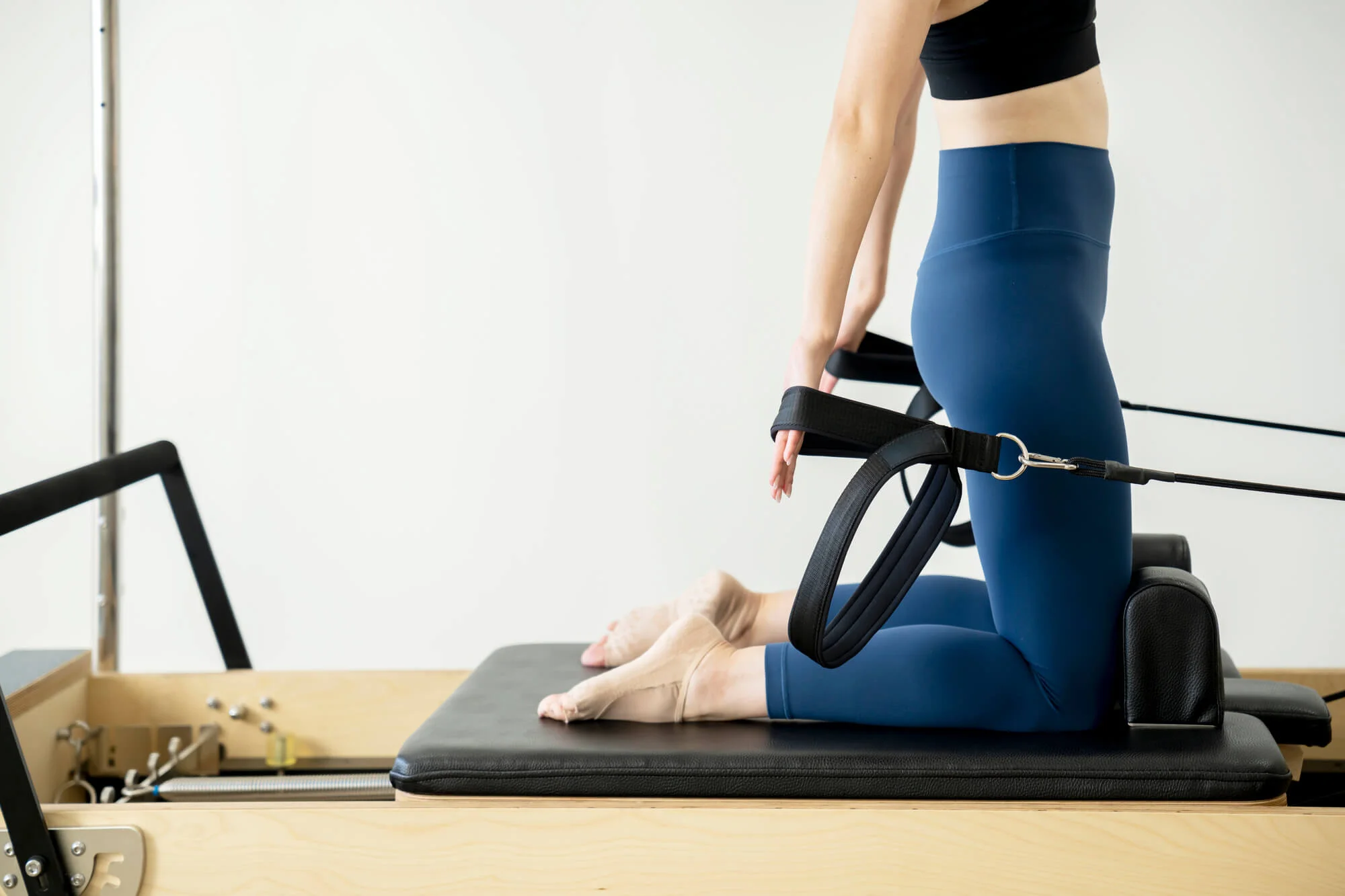 マシンピラティスに取り組む女性