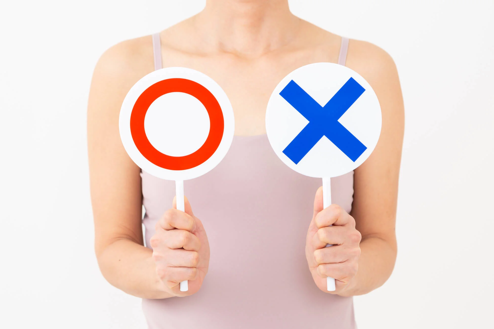 〇×を持つ女性