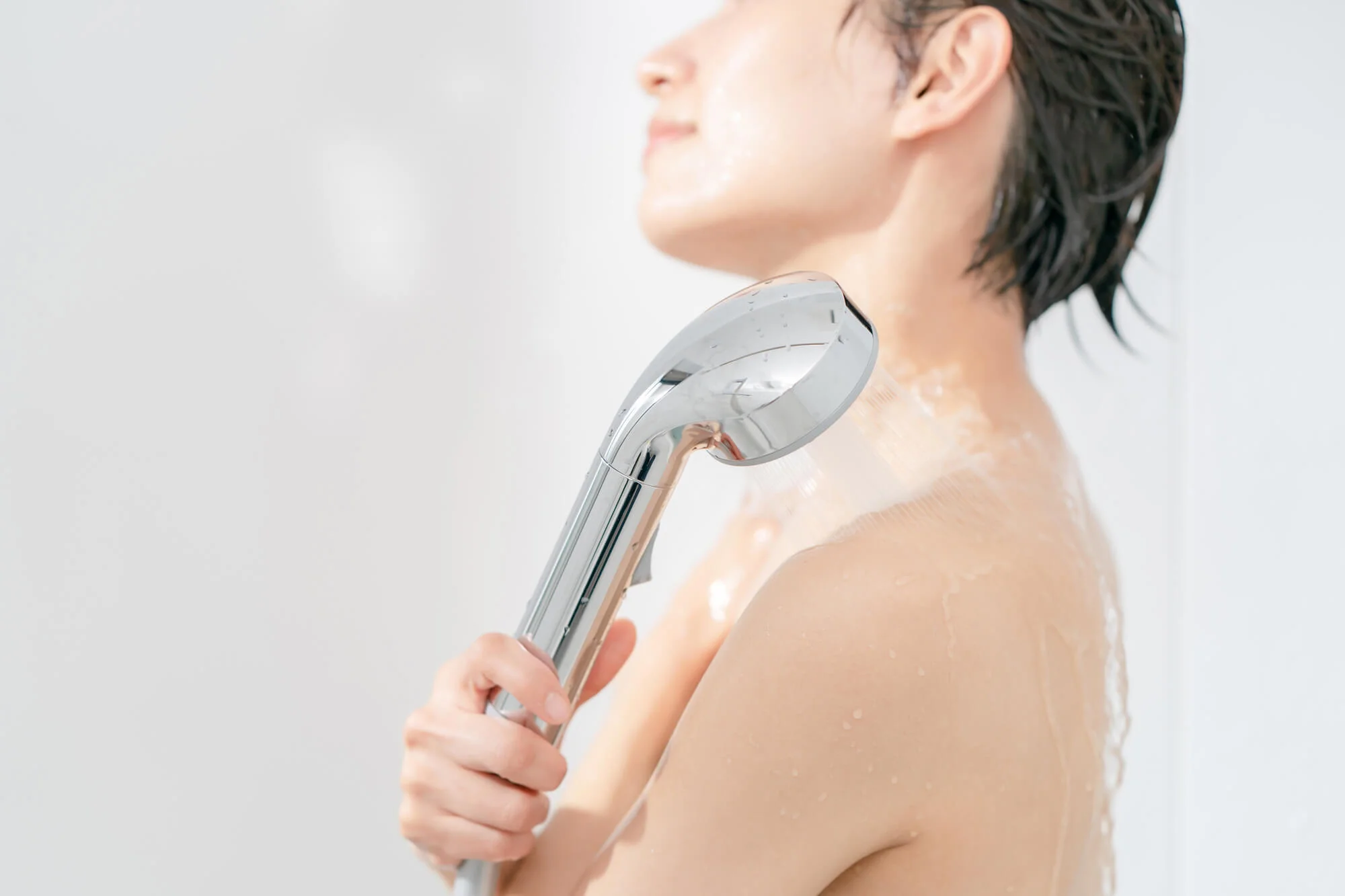 シャワーを浴びる女性
