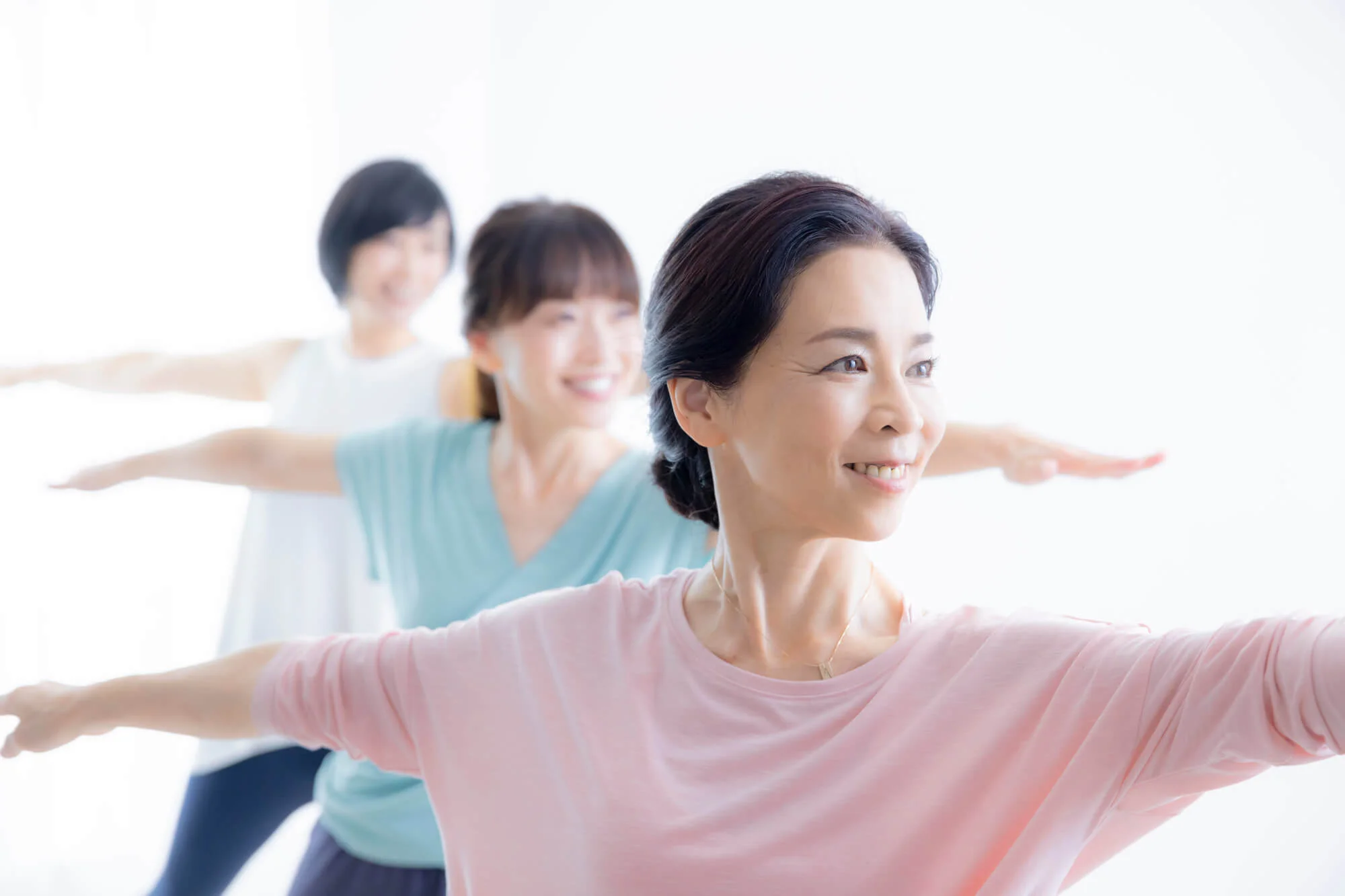 ピラティスをしている3人の女性
