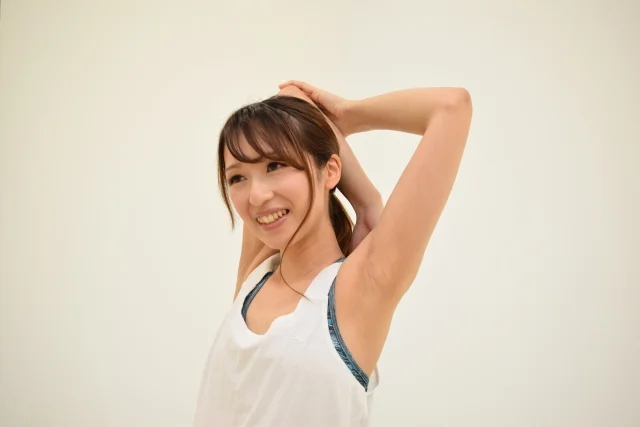 肩甲骨に指が入らないのは肩甲骨はがしで解消できる?