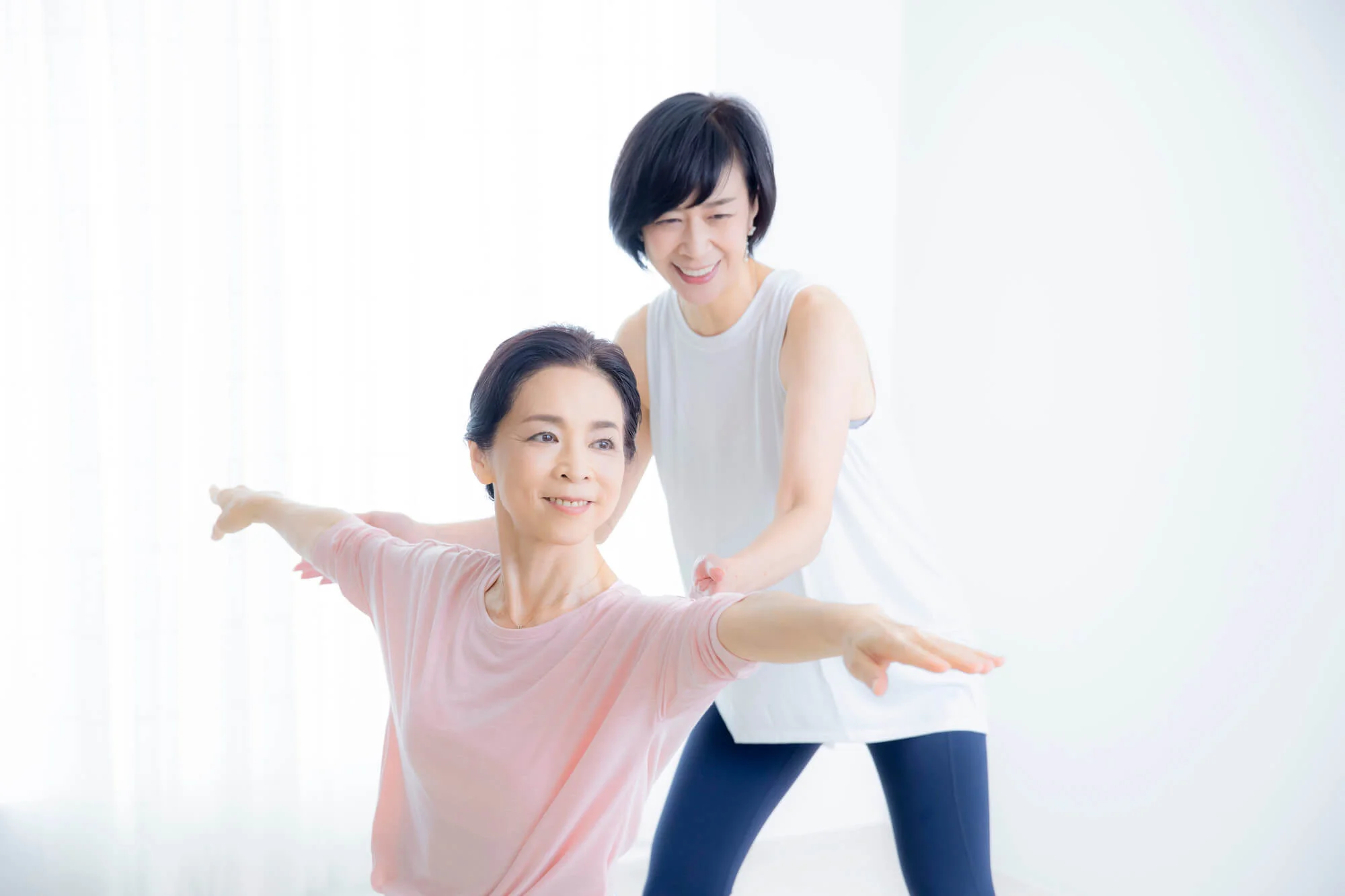 ピラティスのレッスンを受ける女性と指導者