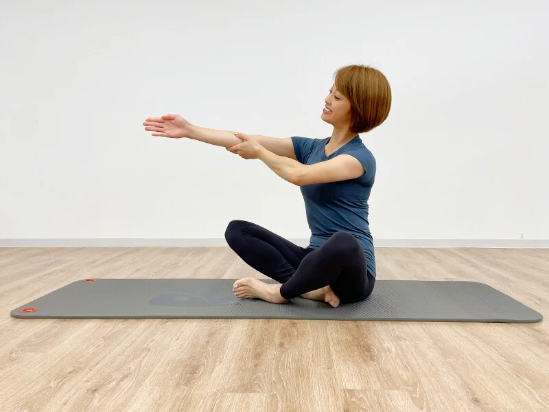 ピラティスをする女性