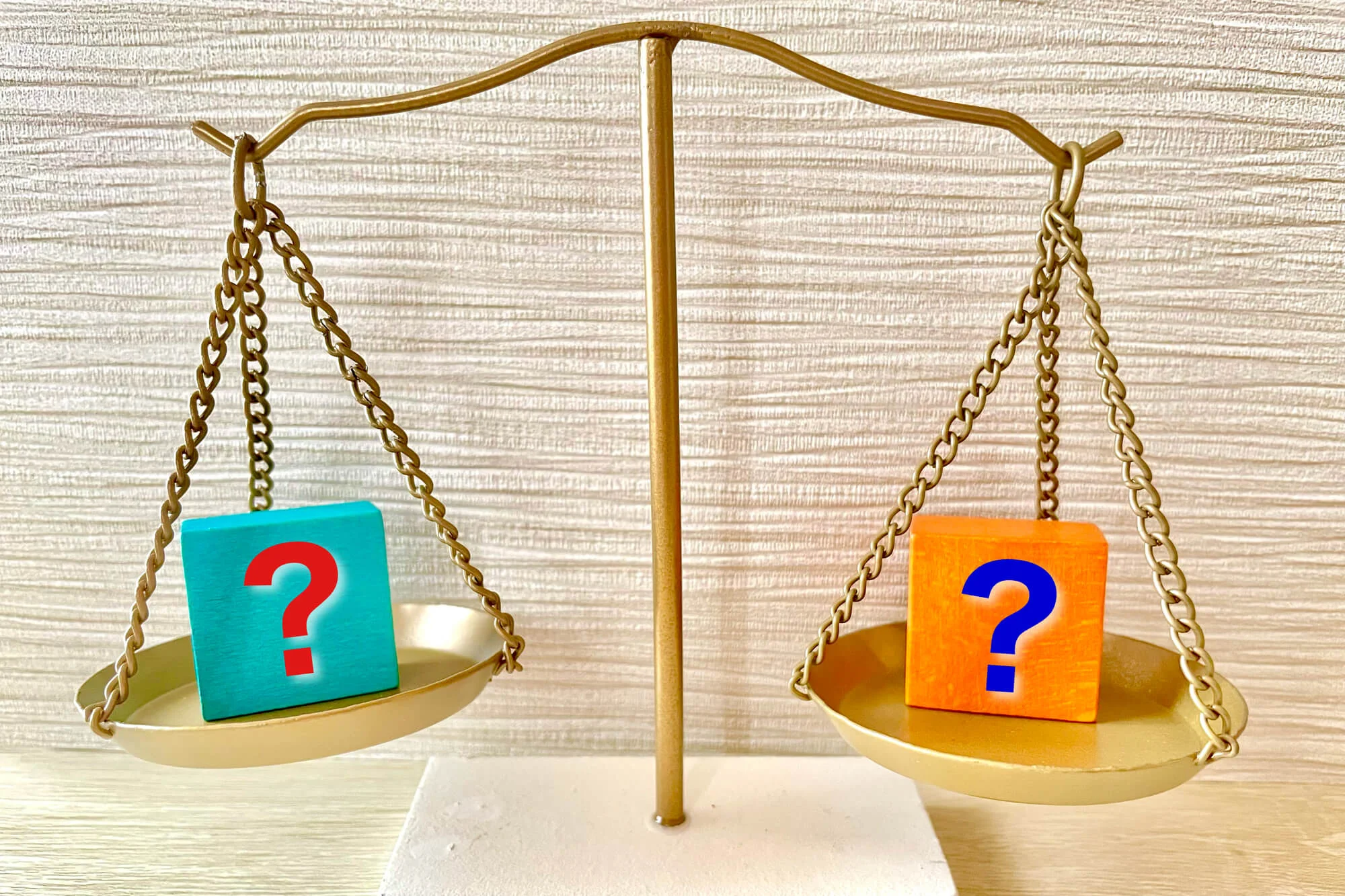 天秤に乗せられた「？マーク」のブロック