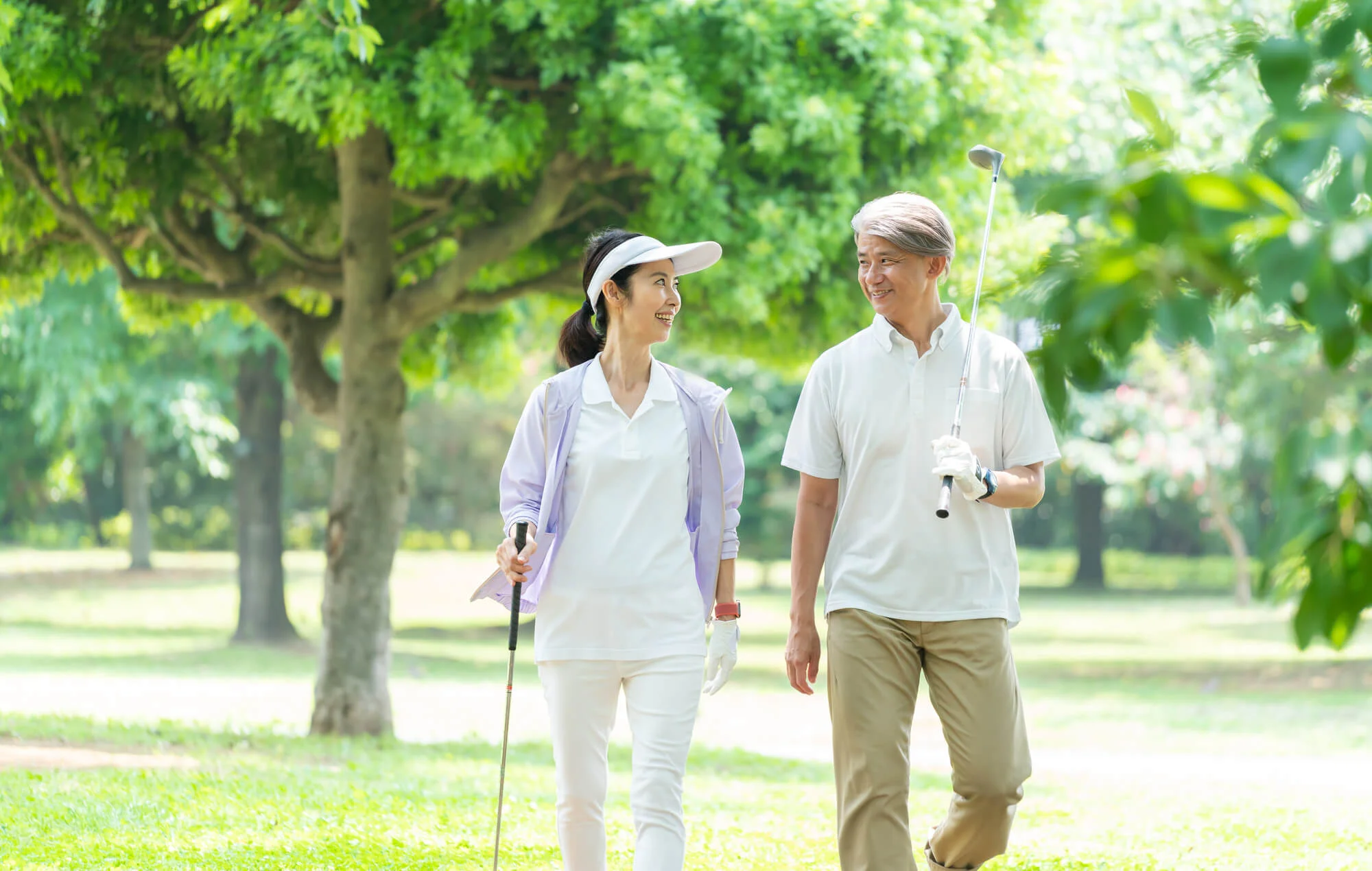 ゴルフを楽しんでいる夫婦