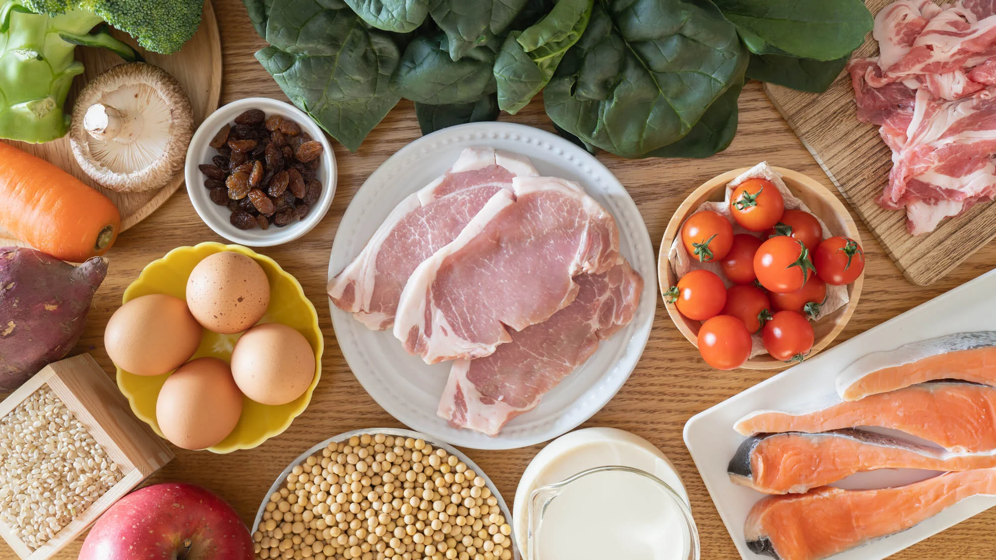 肉、魚、卵、野菜などの食材