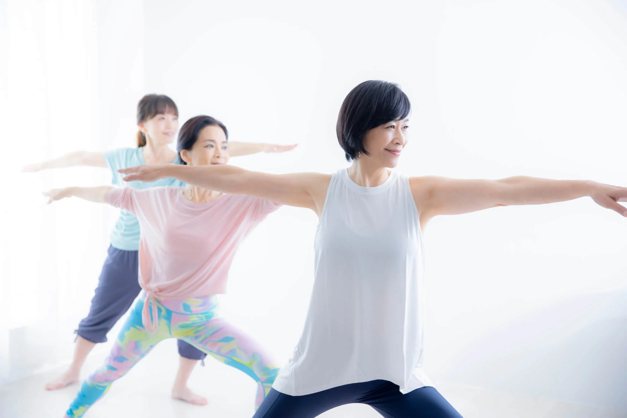 ピラティスのエクササイズをする40代の女性