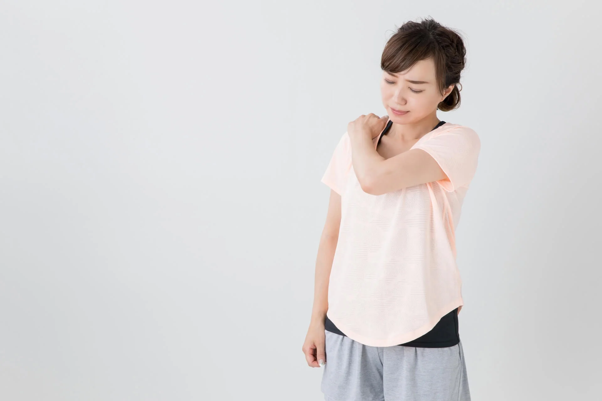 肩こりに悩む女性