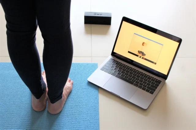 マットの上に立つ人