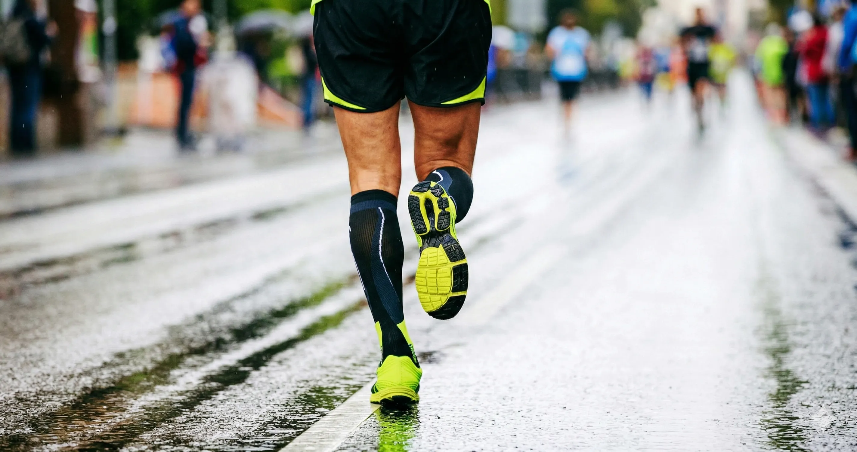 【雨の日も快適】GORE-TEX搭載の防水ランニングシューズおすすめ5選|蒸れにくさとグリップ力を比較