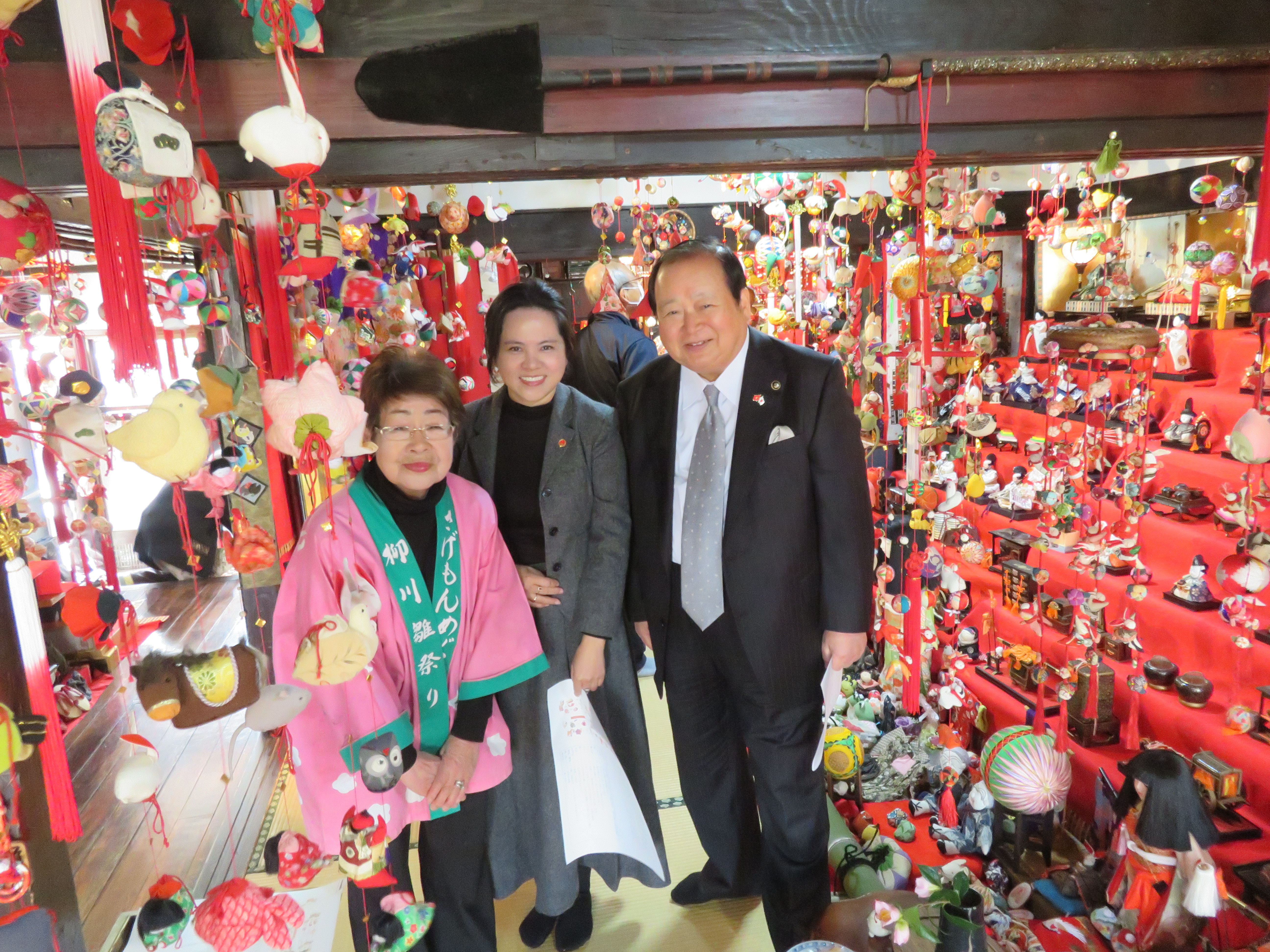 在 "古民家北岛"时的场景（从右至左：柳川市金子市长、MAI总领事、北岛）