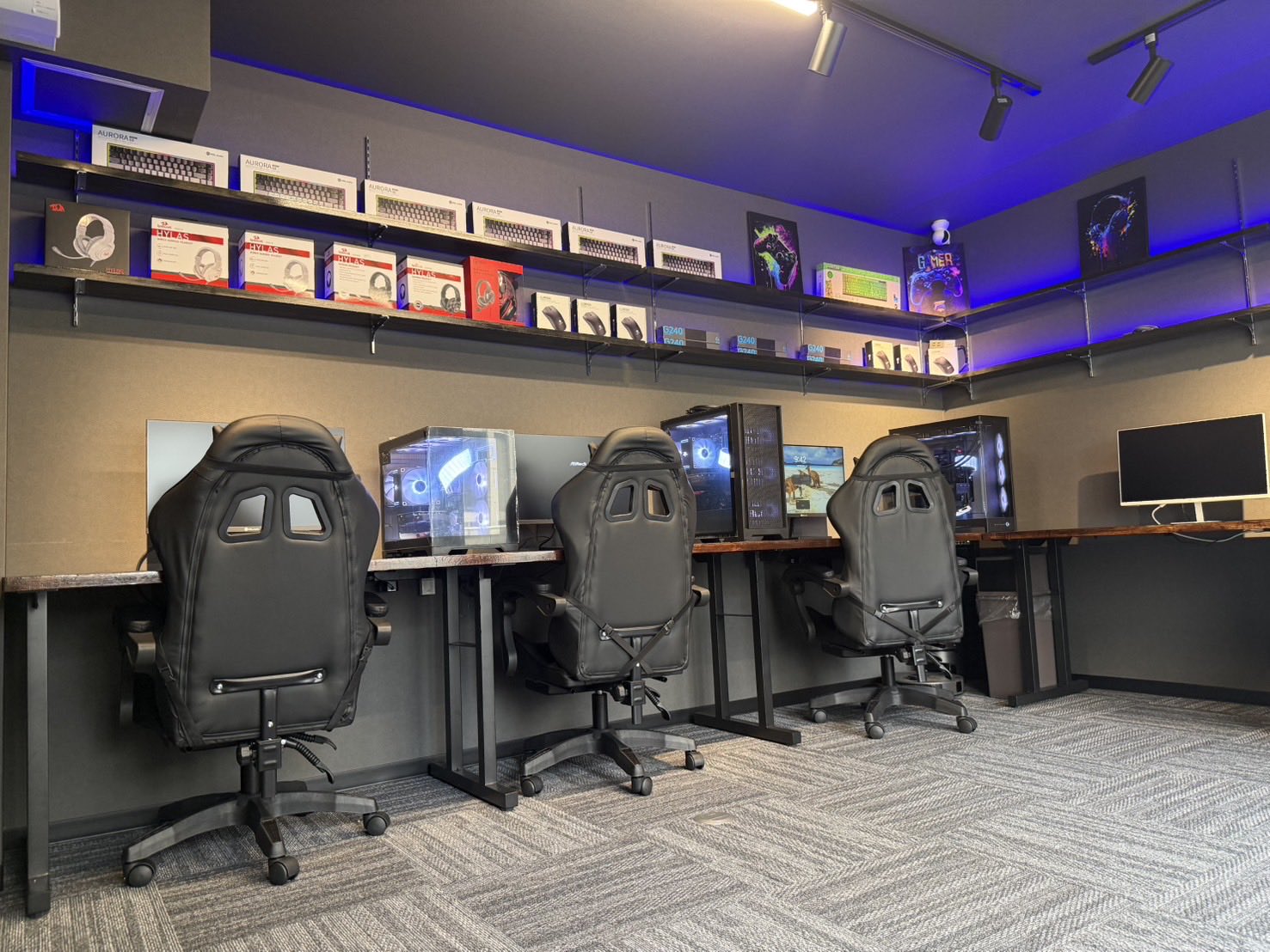 RISE GAMING BASE OSAKAの実際の店内。ゲーミングPCと椅子、周辺機器の棚。