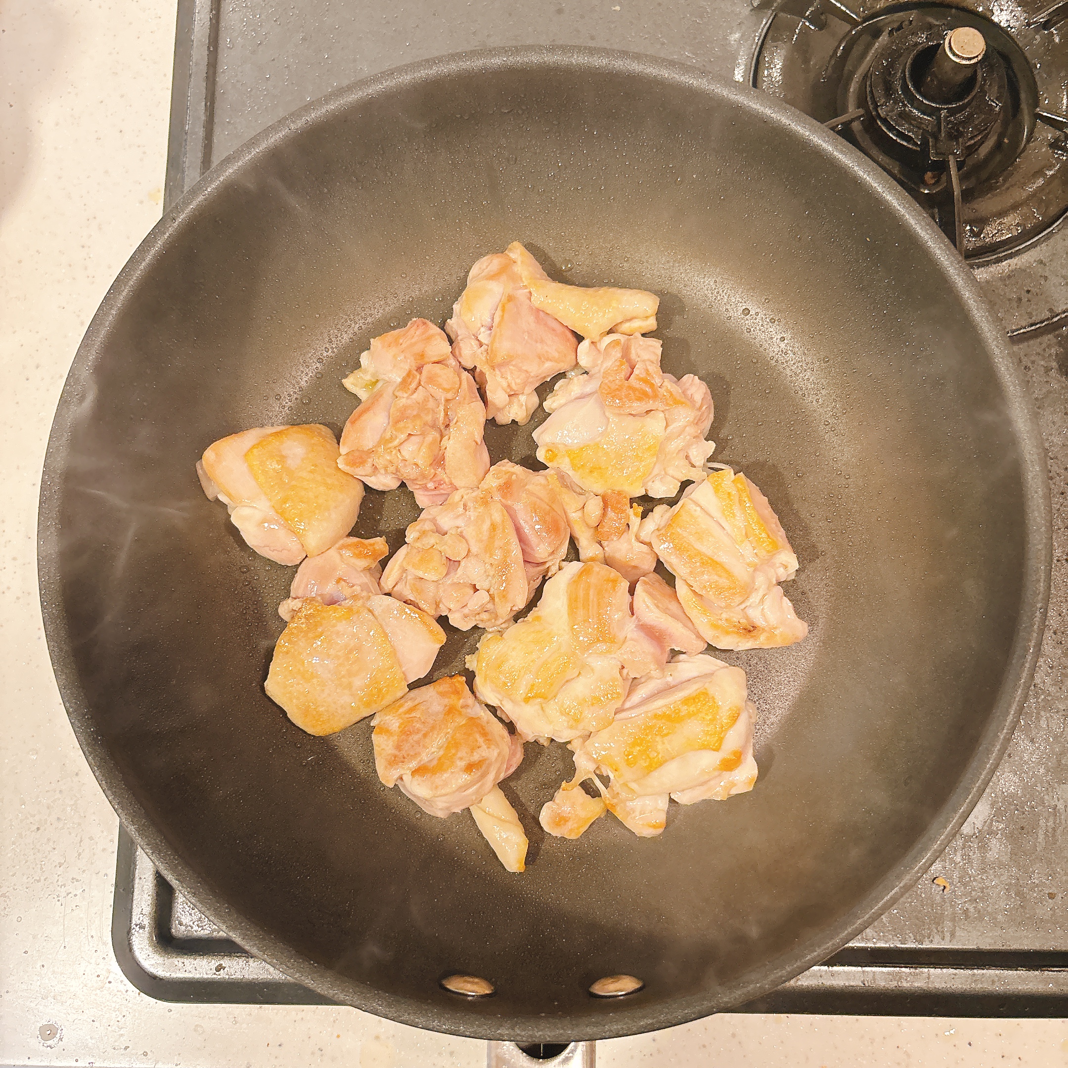 調理（鶏もも肉を炒める）