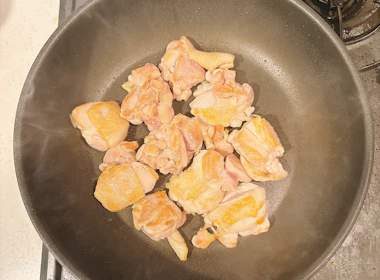 調理(鶏もも肉を炒める)