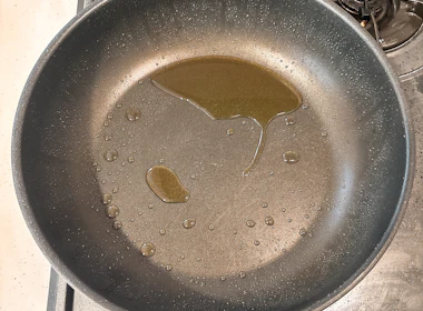 調理(油を敷く)