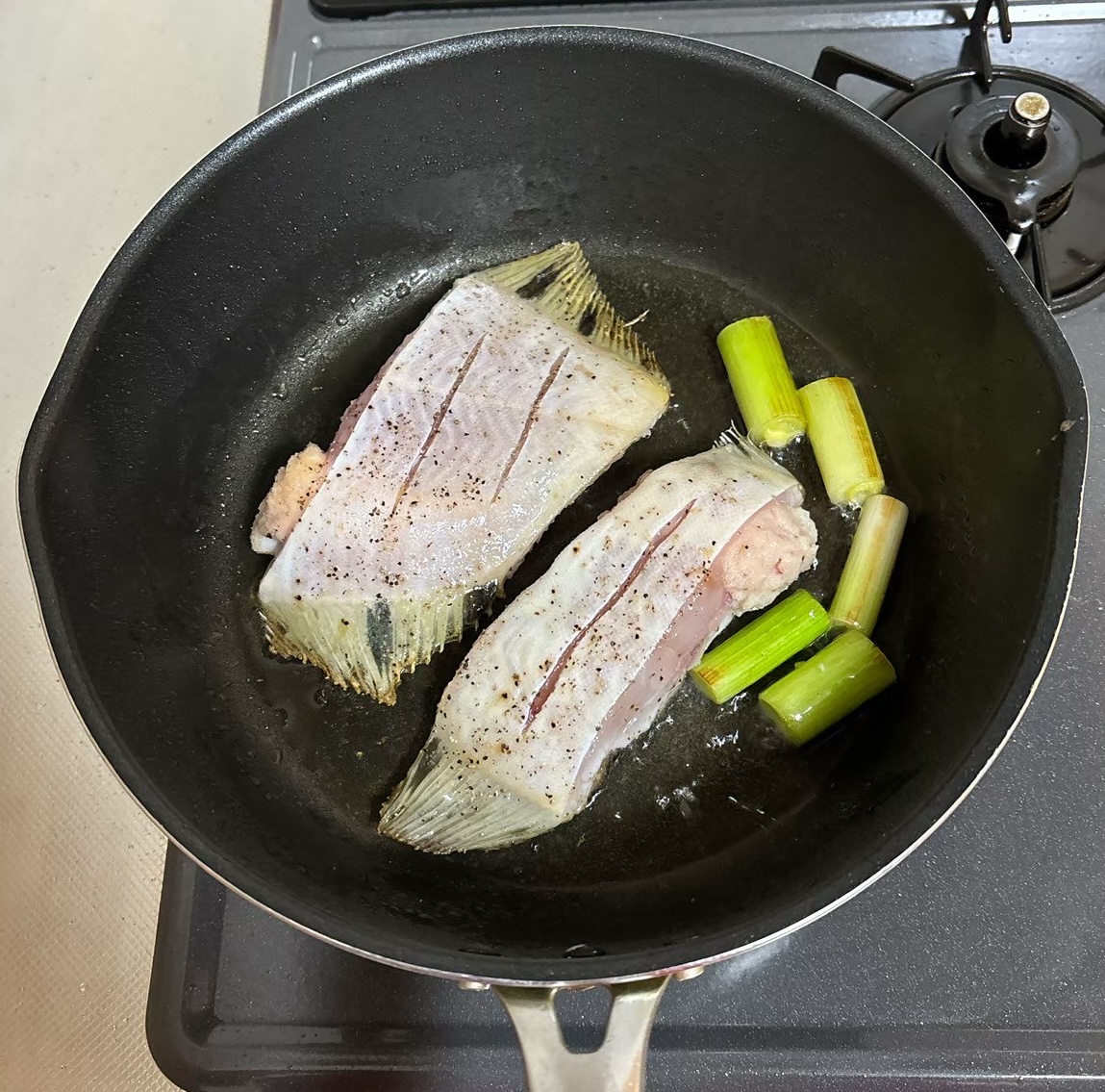 魚とねぎを焼く