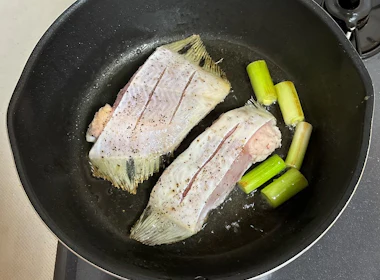 魚とねぎを焼く