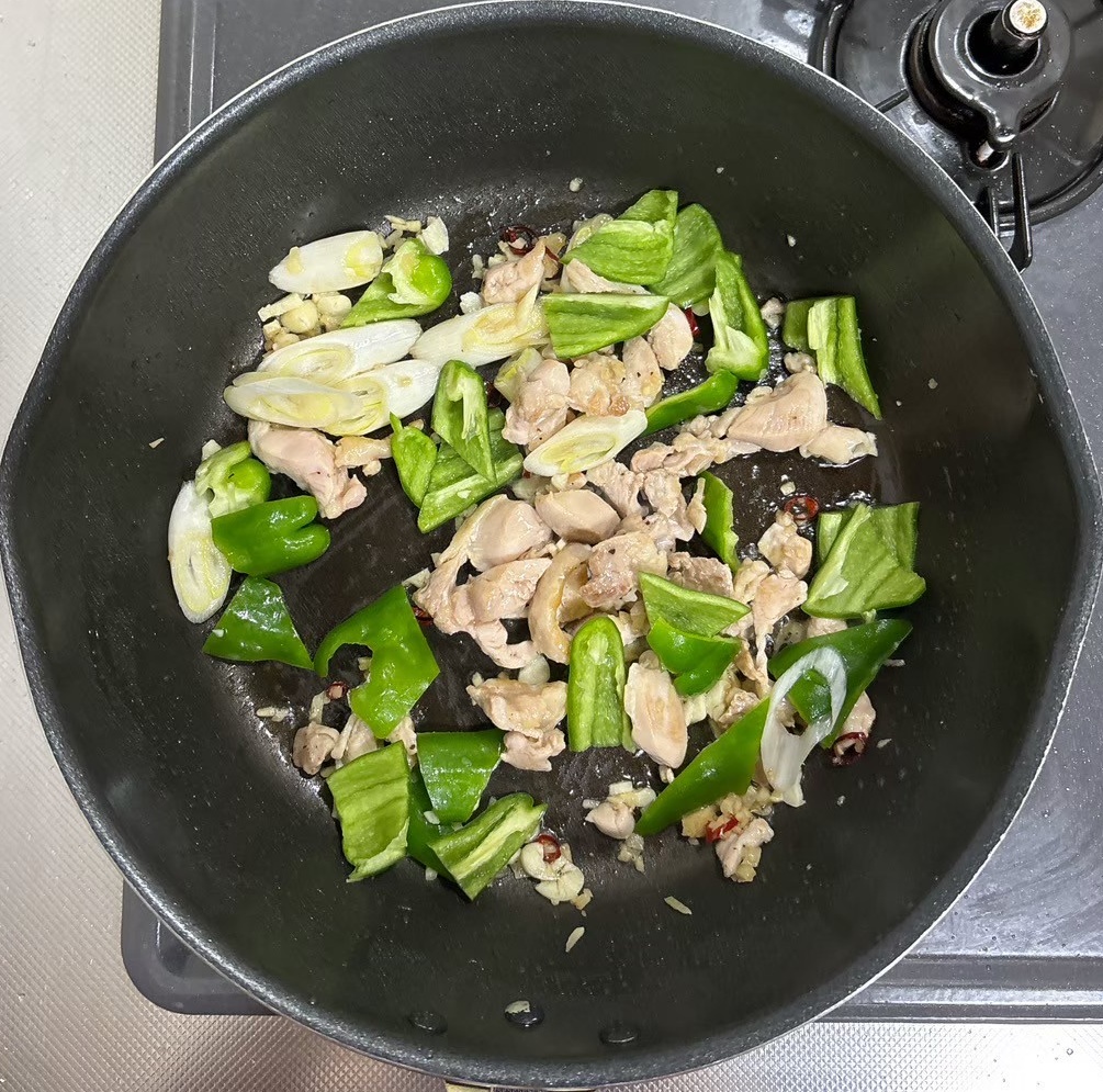 ピーマンを加える