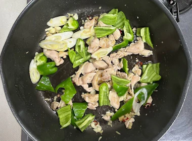 ピーマンを加える