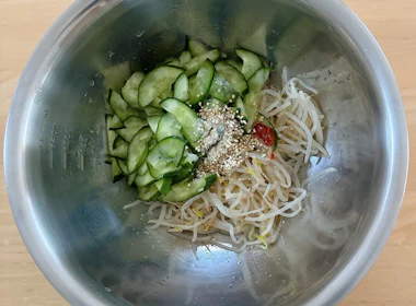 調味料を混ぜ合わせる