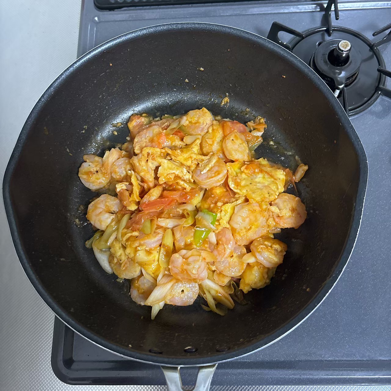 野菜を加えて仕上げる