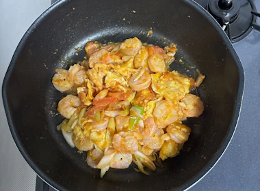 野菜を加えて仕上げる