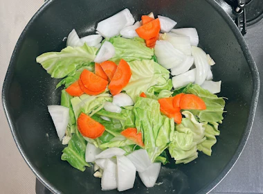 調理(野菜を炒める)