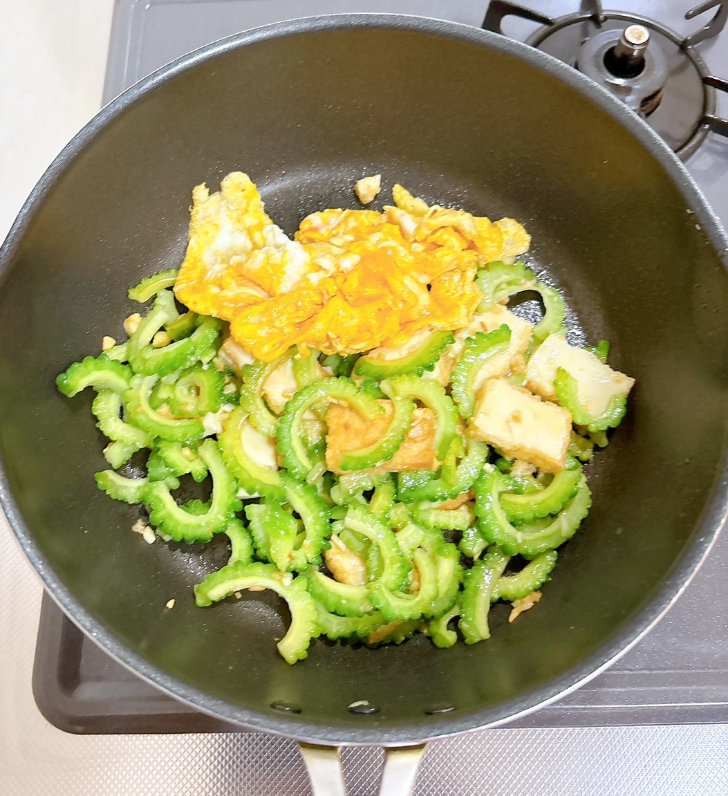 調味料と炒り卵を加える