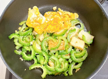 調味料と炒り卵を加える