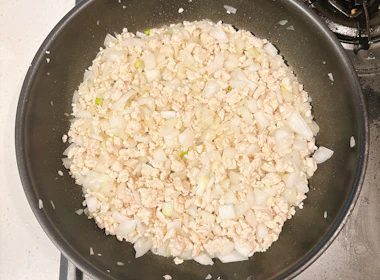 調理(玉ねぎを炒める)