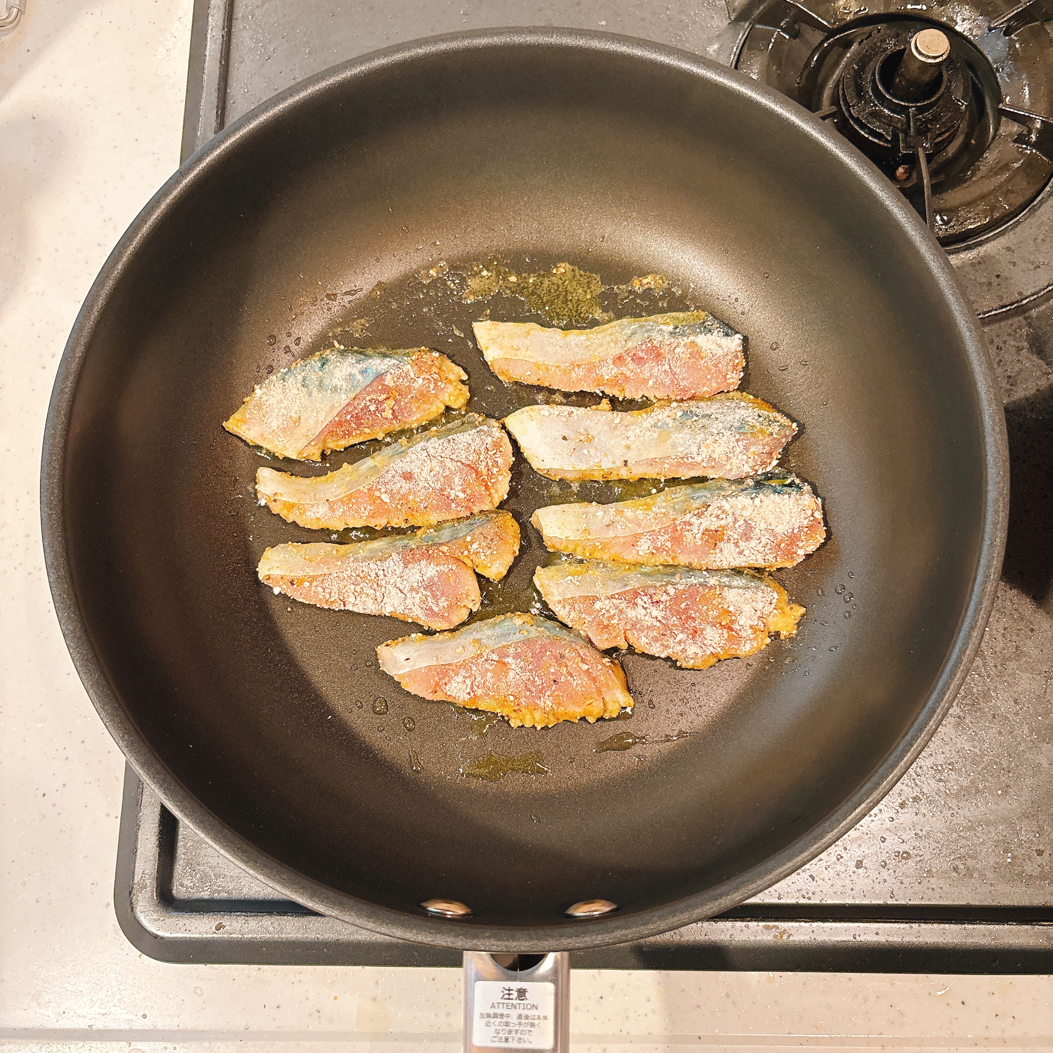 調理（鯖を焼く）