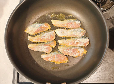 調理(鯖を焼く)