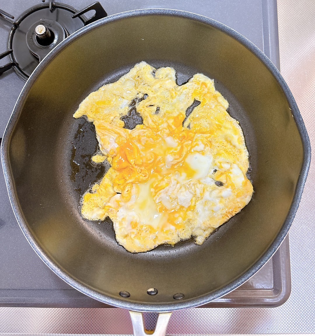 炒り卵を作る
