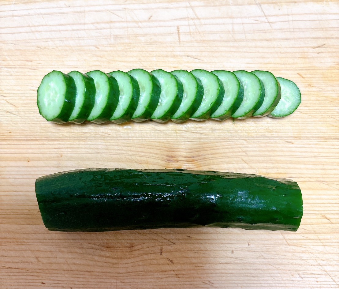 きゅうりを切る