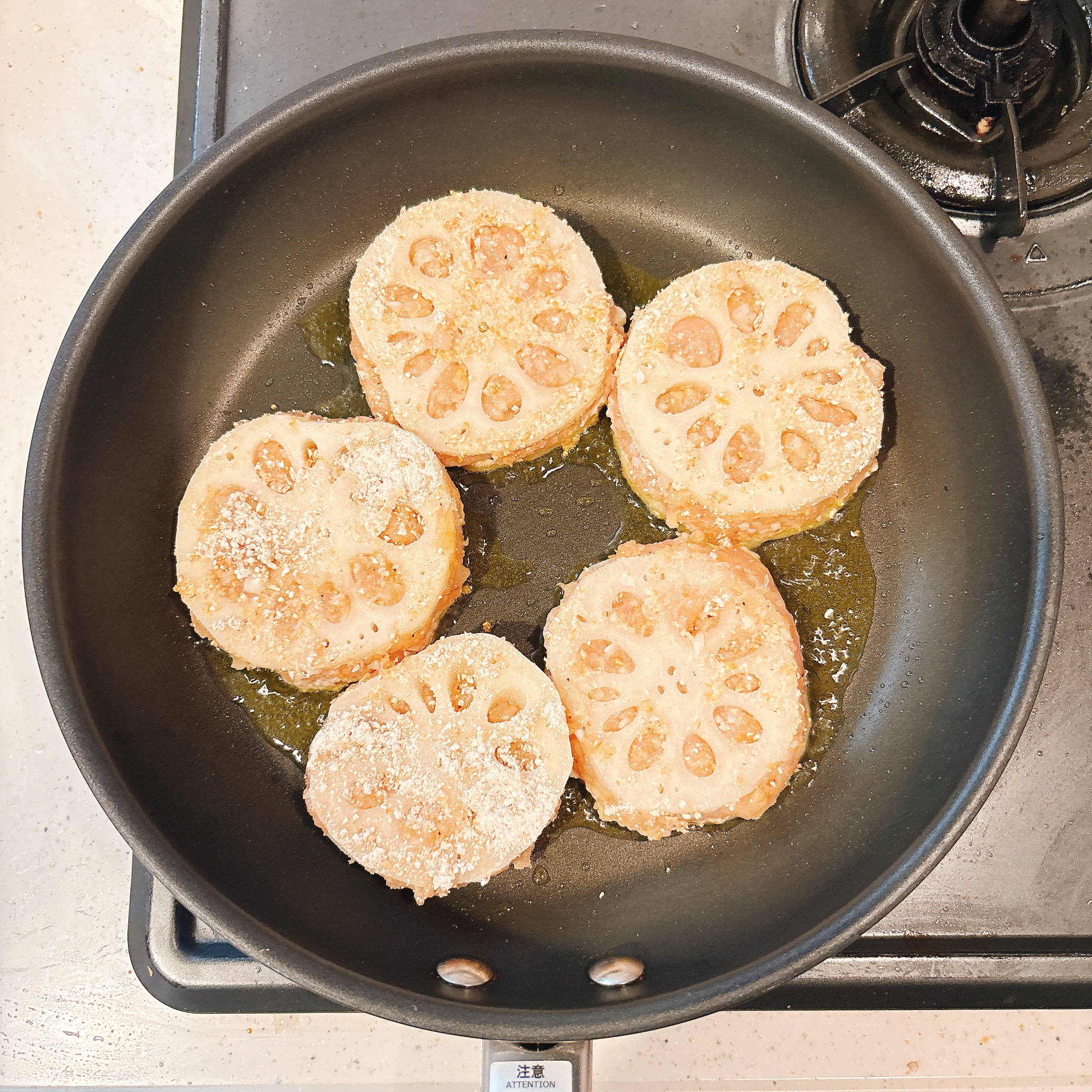 調理（レンコンを焼く）