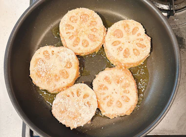 調理(レンコンを焼く)