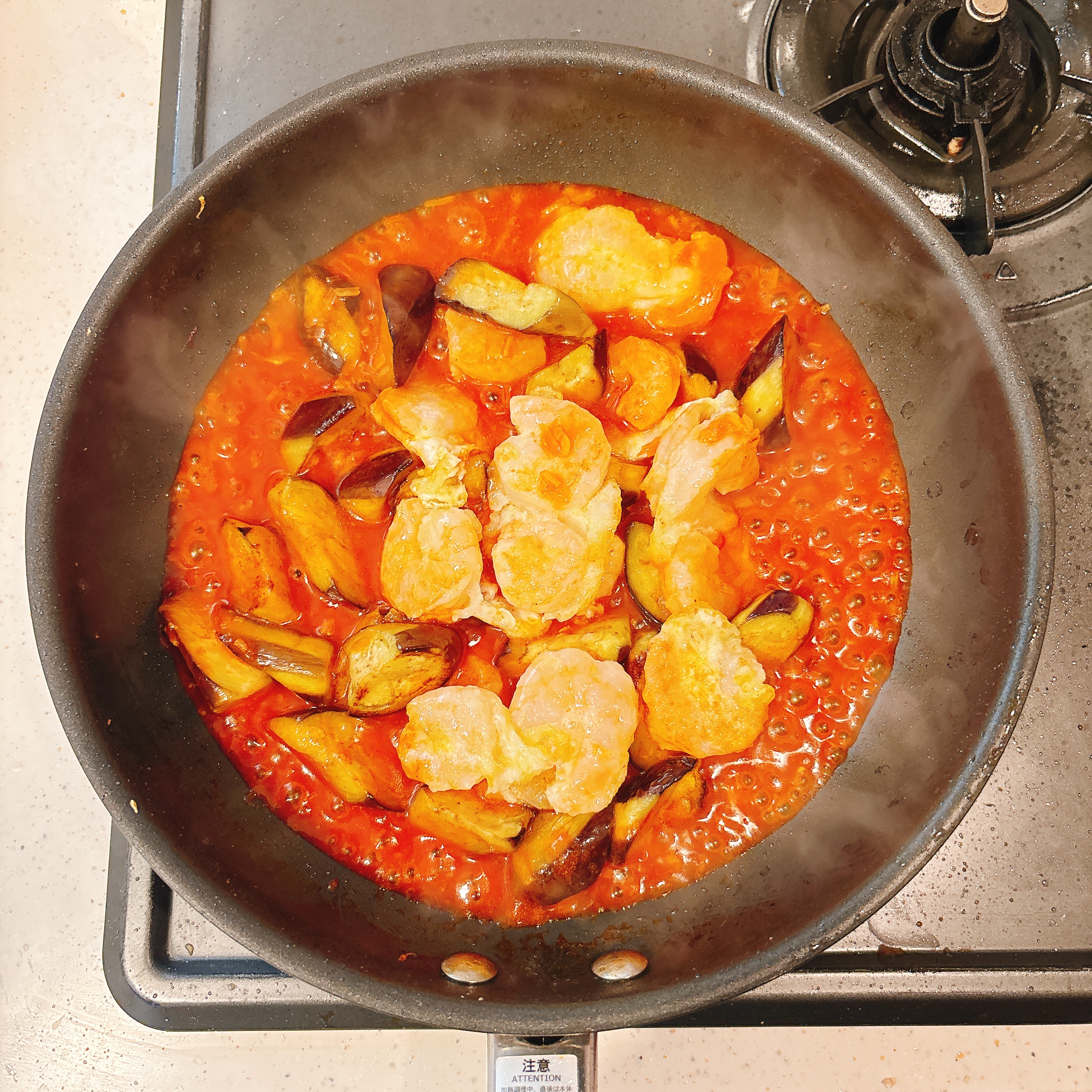 調理（エビとナスを戻す）