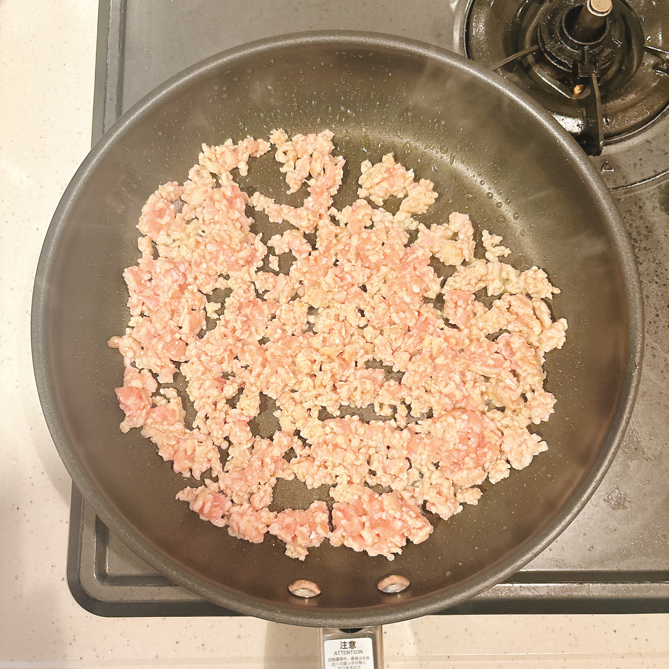 調理（鶏ひき肉を炒める）