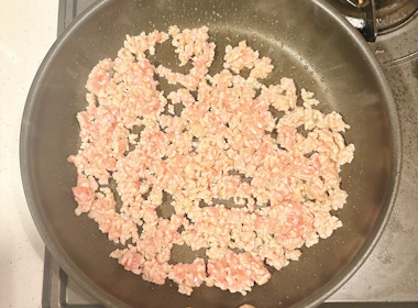 調理(鶏ひき肉を炒める)