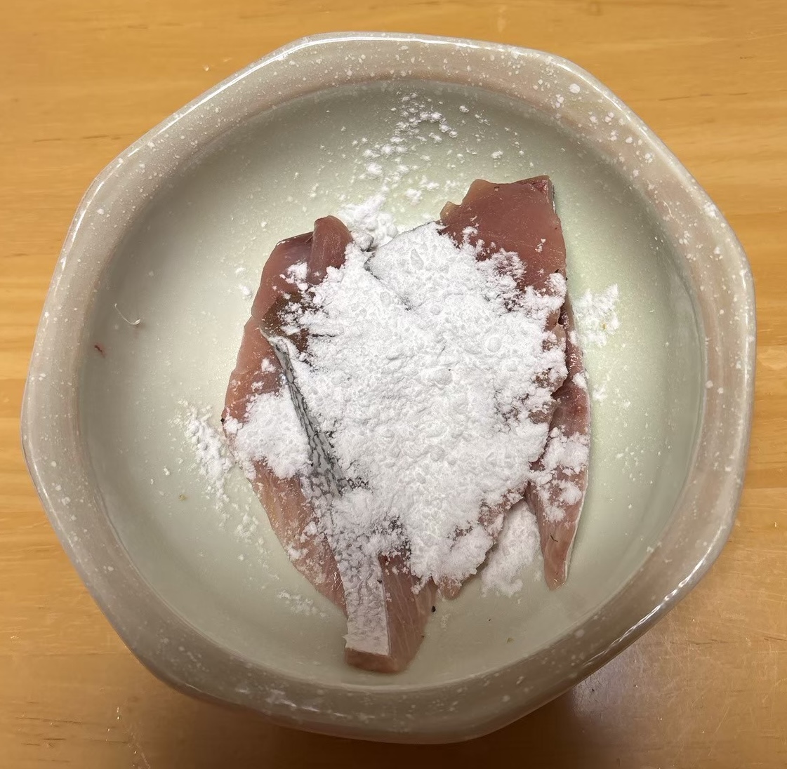 鰤に片栗粉をまぶす
