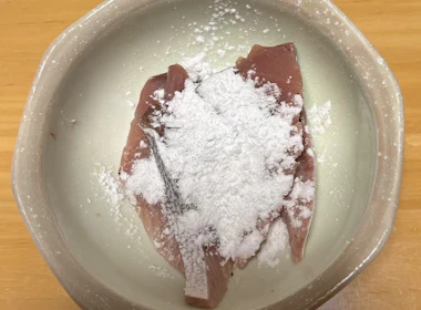鰤に片栗粉をまぶす