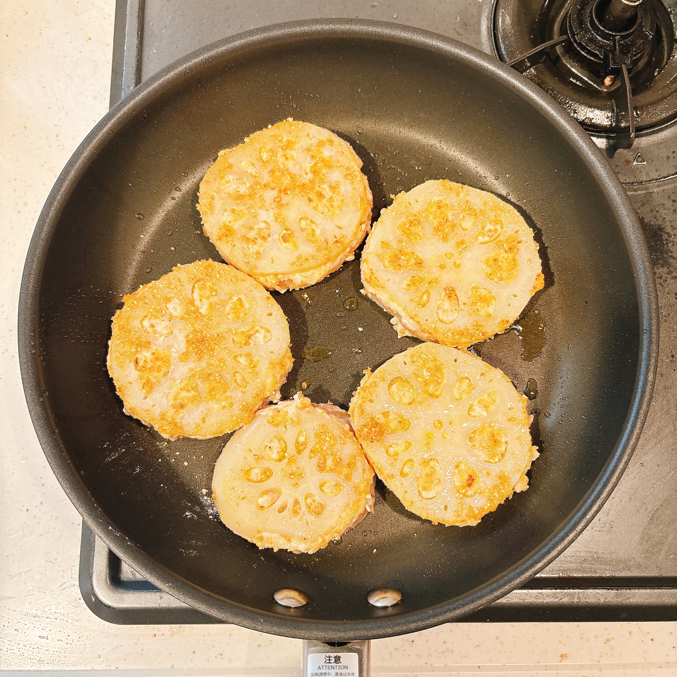 調理（レンコンを焼く）