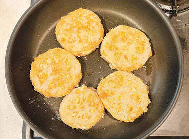 調理(レンコンを焼く)