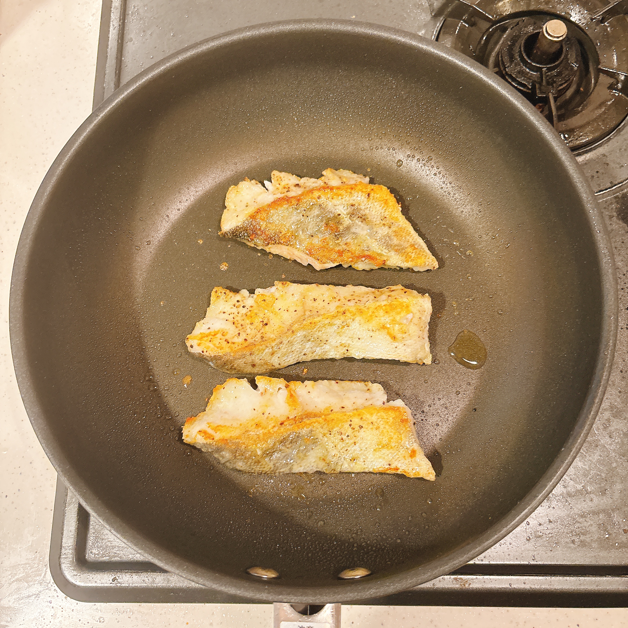 調理（鱈を焼く）