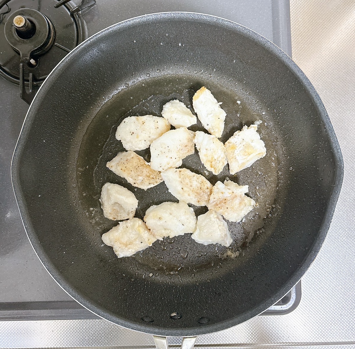 調理（鱈を焼く）