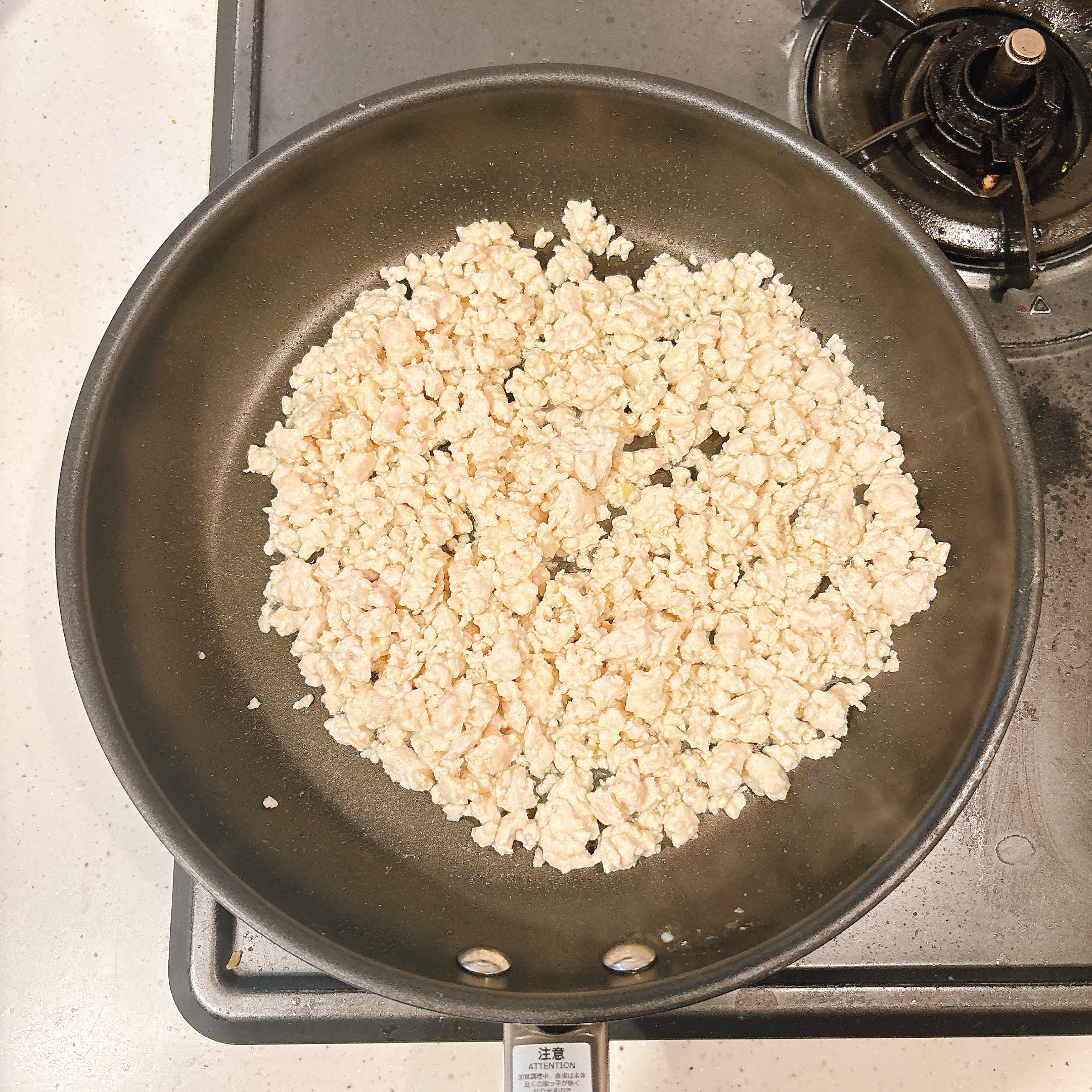 調理（鶏ひき肉を炒める）