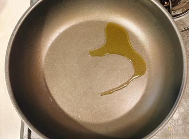 調理(油を引く)